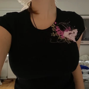 T-Shirt - Säljer denna söta T-Shirt då den inte längre kommer till användning. Den har gulliga insydda detaljer och passar till mycket!  Den är i bra skick och har bra kvalitet. Hör av dig för fler bilder eller för övriga frågor💖