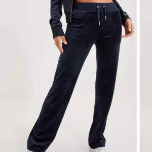 Juicy couture - Säljer dessa helt oanvända juicy byxorna i färgen night sky. Passar storlek XS/S. Buda från 700kr