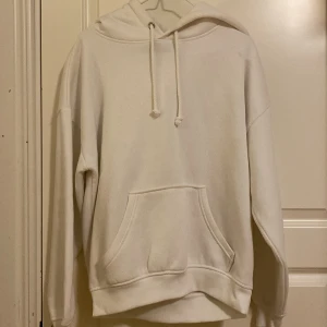 Vit hoodie från bikbok - Säljer denna vita hoodien ifrån bikbok som inte används längre! Stlk S Nypris 300kr
