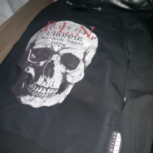 Philipp plein XXL perfekt tröja - Det är Phillip Plein tröja som är använd i ett år (alltså några gånger) storleken är XXL på den men det är inte så jätte stor alltså någon som är biff passar det  bra på. Det är inte så dyrt för att jag fick den. Kontakta mig vid insta eller snap ig helst