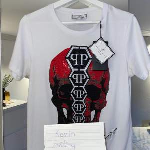 En riktigt snygg Philipp plein t-shirt med glimrande pärlor på.  Skick - 9/10 använd vid få tillfällen  Tags finns kvar inköpt på KidsBrandStore för ca 2600kr priset på samma t-shirt i vuxen size är 8000kr.  Den passar dig med storlek Small