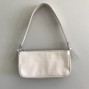 Handväska  - Vit/beige hand väska från Gina tricot.