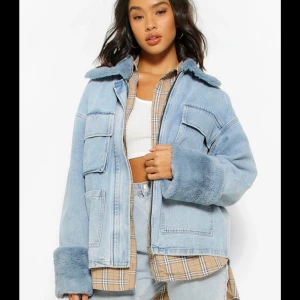 Snygg jacka med päls❤️ - Säljer den skit snygga jacka med päls på i strl 34 men sitter som en 36 är använd max 3 ggr och är i nytt skick❤️