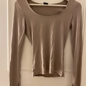 Topp - Säljer denna topp från Gina som är använd en gång. Skriv om frågor❤️
