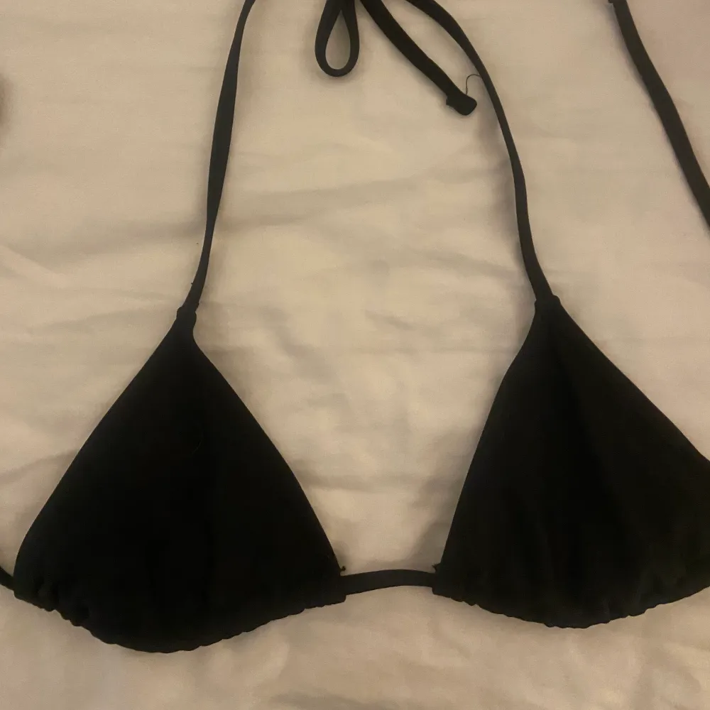 Säljer denna bikini nu ifrån nakd då den är för liten för mig. Använd fåtal gånger men i gott skick. Säljer för 50kr+frakt.  För fler bilder kom privat och pris kan diskutera vid snabb affär! 🥰. Övrigt.