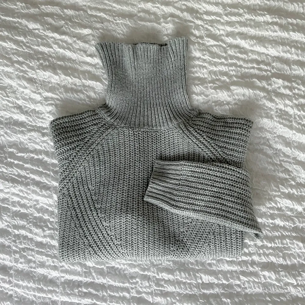 Jättefin stickad tröja som inte kommit till användning. Märke Jacqueline De Yong - tror den är inköpt på ONLY.  Använd fåtal gånger.. Tröjor & Koftor.