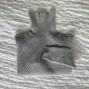 Jättefin stickad tröja som inte kommit till användning. Märke Jacqueline De Yong - tror den är inköpt på ONLY.  Använd fåtal gånger.