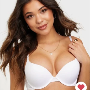 DORINA push up bra  - Säljer denna bh:n då jag köpte fel storlek av misstag. Detta är storlek 70A, inte provad eller något. Inköpspris är 199 och jag säljer den för 100kr + frakt. (DISKUTERART). Bh:n är som sagt från märket DORINA och köpt på Nellys hemsida. 