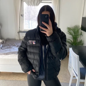 Saint Vincent jacka - Snygg Saint Vincent Polo dun-jacka, herr modell men snygg på vem som helst. Har haft ett hål på armen som täckts över med tejp, därav priset💗 Ordinarie pris:500kr