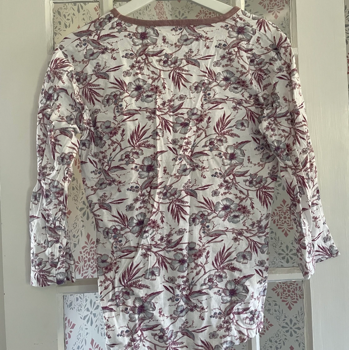 Blommig tröja från Amalia - 90