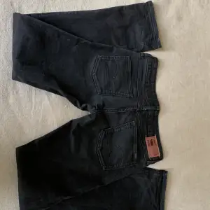 Gråsvarta jeans nr 3301. Waist 28, längd 32, lowwaisted. Använda, normalt slitna. Jag skickar till köparen med post, mottagaren betalar portot. 