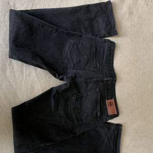 G-Star Raw jeans  - Gråsvarta jeans nr 3301. Waist 28, längd 32, lowwaisted. Använda, normalt slitna. Jag skickar till köparen med post, mottagaren betalar portot. 