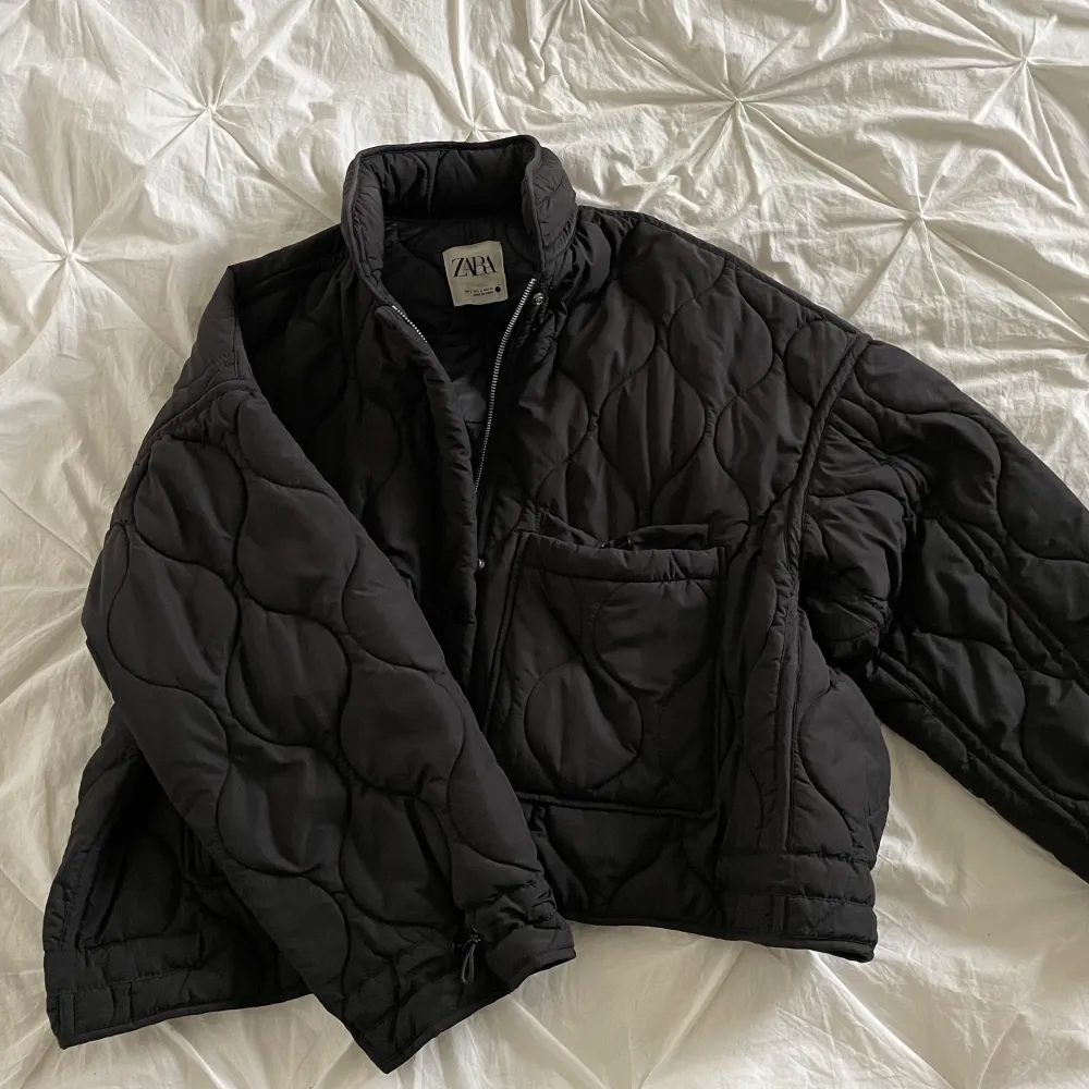 Säljer min Zara jacka i storlek L då den knappt används 💓 Nyskick 💓 Köparen står för frakt💓Köpt för 699💓. Jackor.