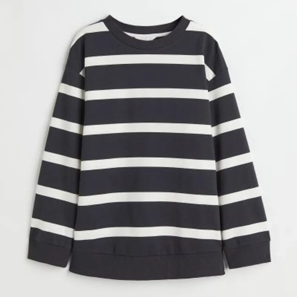 Oanvänd mörkblå o vit randig tröja från H&M. Tröjor & Koftor.