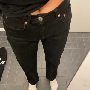 Straight jeans, Gina Tricot, 36 - Ett par 90’s high waist straight byxor i storlek 36 från Gina. Nypris 499, säljer för 200:-, köparen står för frakten. 