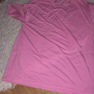 En Rosa oversied t-shirt från SHEIN, säljer pga ingen andvändning. Bra skick inga hål eller fläckar andvändning Max 2 ggr, köparen står för frakten och tvättas såklart innan den säljs 