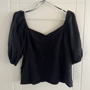 Topp Hm  - Svart söt topp ifrån Hm. Storlek L. 🖤