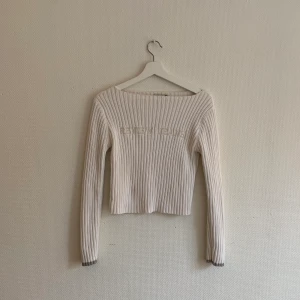 Stickad tröja  - Strimlad tröja. Står Review Jeans på den. Lpng i armarna, midjelång övrigt. 