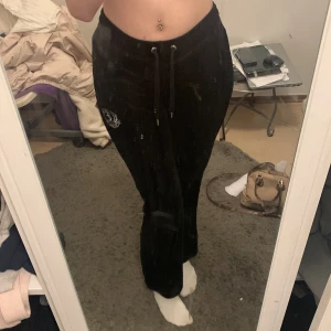 Juicy byxor storlek S - Bra skick som nya, långa i längden jag är 172 men  byxorna kommer ej till användning för mig darför säljer ja dessa pris kan diskuteras 