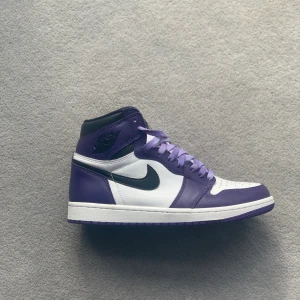 Jordan 1 high court purple - Jordan 1 high court purple Storlek 8/41 9/10 i skick. Kommer med orginal box och även svarta skosnören