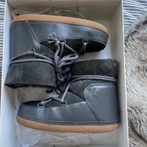 Inuikii skor - Säljer mina fina inuikii skor i storlek 38 som är gott skick!!  perfekta inför vintern och passar till allt!!  Möts upp i stockholm eller så fraktar jag! Köparen står för frakten💞