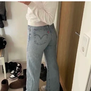Levis - Säljer dessa levis jeans som jag köpte på plick men var tyvärr för stora. 