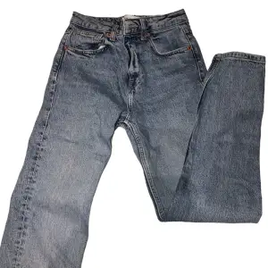 Mom jeans från zara, använda fåtal gånger. Storlek 34 