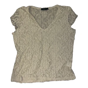 gräddvit spetstopp - !kontakta mig vid intresse av köp! Supervacker spetstopp i gott skick