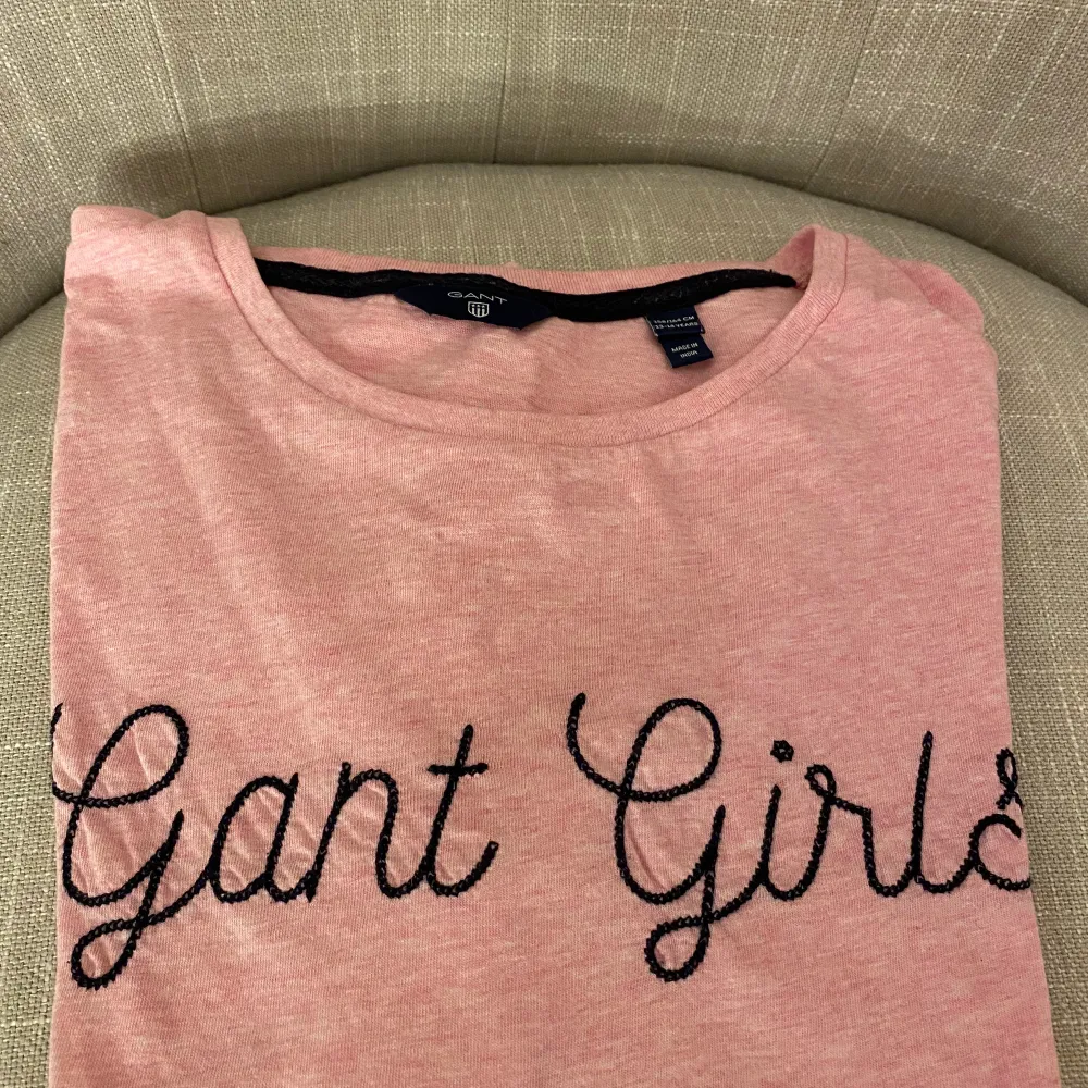 En supersöt Gant Girls T-shirt, rosa med mörkblå text. Är i storlek 158/164 men sitter som en xs/s. Nypris: 400kr, säljer för 75kr. . T-shirts.