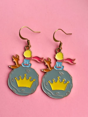 Lilla prinsen örhängen 💛 - Nickelfria krokar och fri frakt 💛