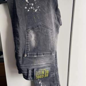 Svarta D squared 2 jeans äkta använd skick  Nypris: 4000 kr  Dessa är använda ett par gånger men har inga skador eller liknande. 