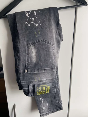 D squared 2 jeans  - Svarta D squared 2 jeans äkta använd skick  Nypris: 4000 kr  Dessa är använda ett par gånger men har inga skador eller liknande. 