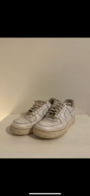Nike Air Force 1 - Nike Air Force 1🌟 •Storlek: 36 •Cond: 6/10 •Nypris: 1200kr •Mitt pris: 200kr