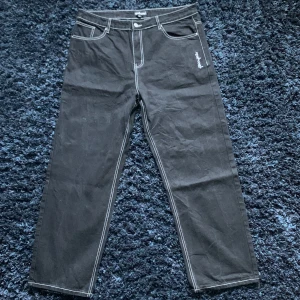 Mokovel jeans y2k  - Lite y2k stil byxor från underground märket mokovel. Dom är xl men dom sitter lite mer som L. Straight/loose fit. Troligen de ända paret i hela sverige. 9/10 condition