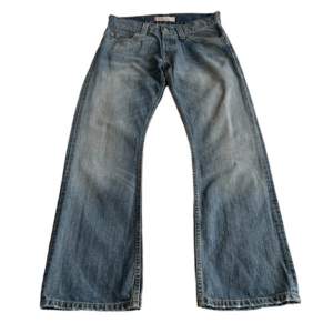 Vintage jeans från Levi’s modell 512 (vida med lite bootcut)  Perfekt skick 🤍 Midja: 86 cm Längd: 100 cm