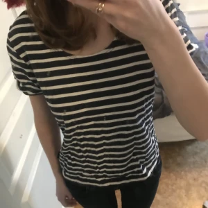 Randig tröja  - Marinblå/vit randig tröja i storlek xs💙