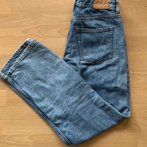 Jeans från monki Storlek 29 Finns ett litet hål/märke på ena benet