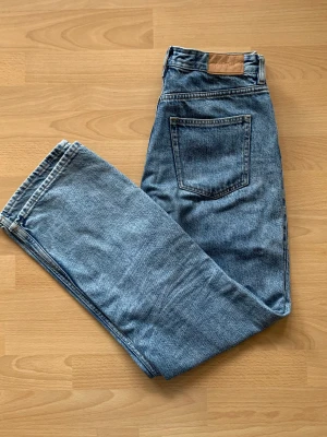 Monki jeans  - Jeans från monki Storlek 29 Finns ett litet hål/märke på ena benet