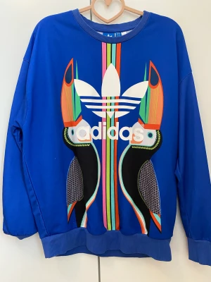 Adidas tröja - Säljer min coola tröja från adidas som inte kommer till användning. Bra skick! Den sitter oversized. 💓 skriv för fler frågor! ❣️