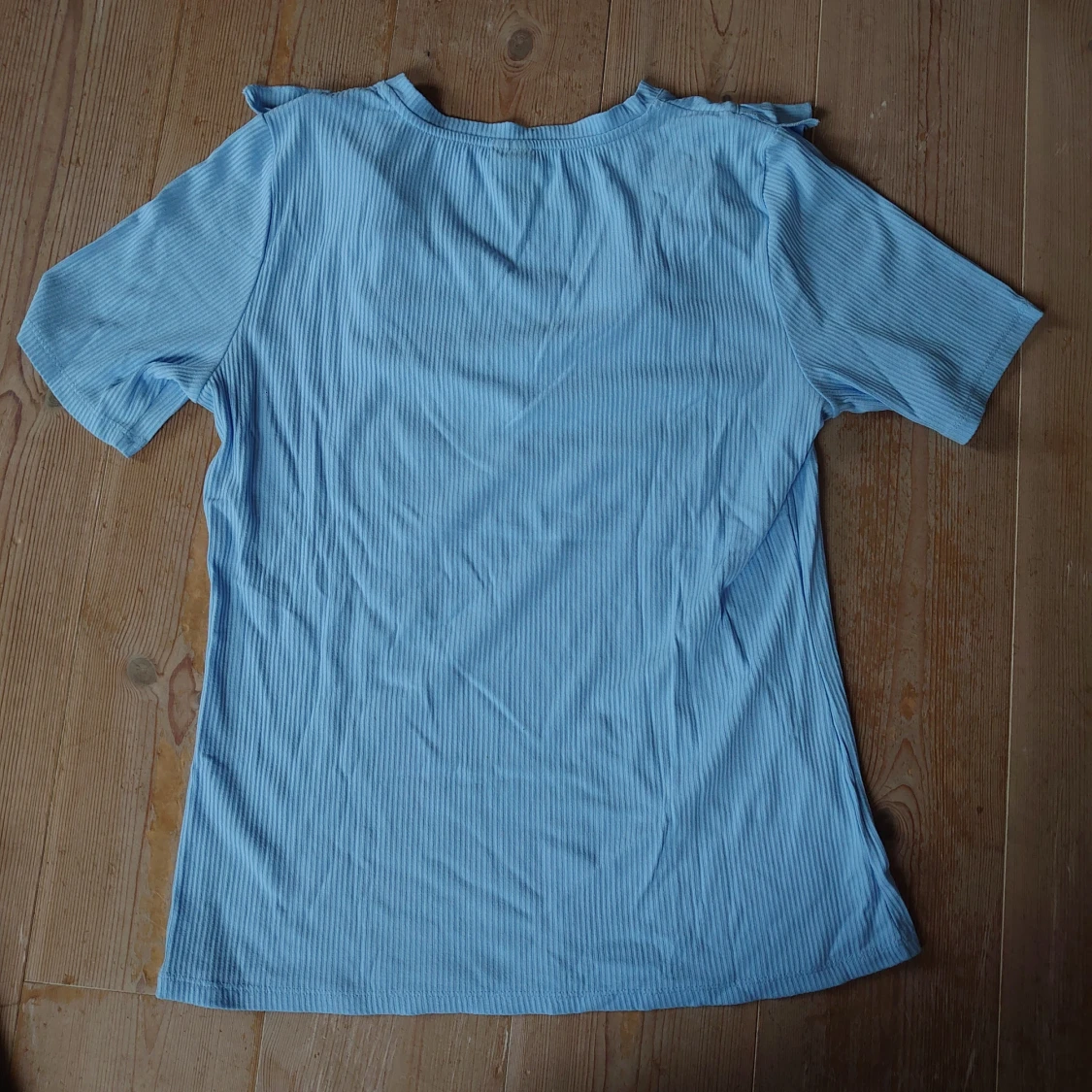 Blå t-shirt med volang - 91