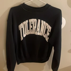 Sweatshirt - Jättesnygg mörkblå sweatshirt från Weekday i storlek xs men är oversized!
