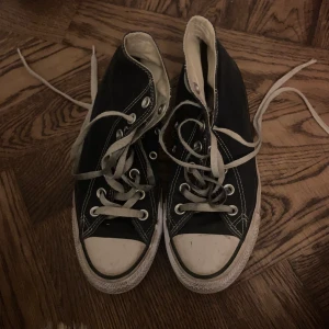 converse - svarta converse, välanvända typ 😳 snygga klassiska 😽