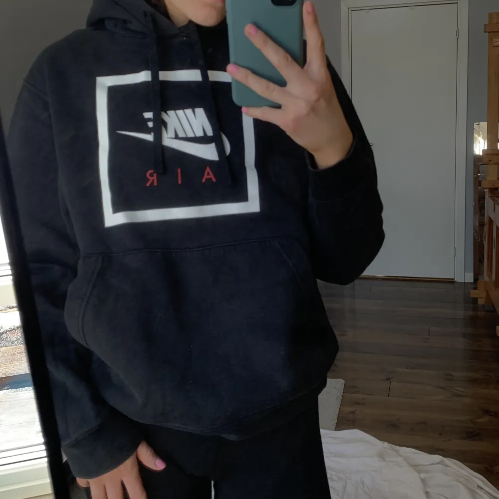 Säljer en Nike Air hoodie, knappt använd🖤  Pris går att diskutera!. Hoodies.