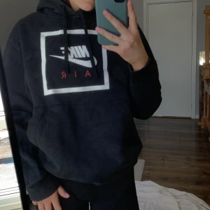 Nike hoodie - Säljer en Nike Air hoodie, knappt använd🖤  Pris går att diskutera!