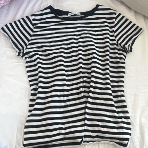 Randiga t-shirt  - En vanlig randig t-shirt från stranduvarius❤️ passar även som Stl s! 