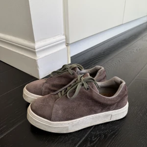 Eytys Sneakers - Säljer mina sneakers från Eytys i en snygg mochabrun färg, säljer pga för små (har en storlek större i etys, därav blir storlek 39 för små) alltså är dom inte särskillt använda och fortfarande i ett väldigt bra skick🤗