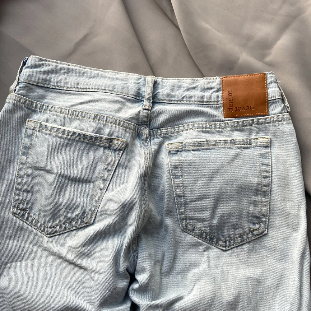 Säljer mina lågmidjade jeans från Bikbok för att de har blivit för stora🫶🏼 köpte de för 599 men säljer de för 200.. Jeans & Byxor.
