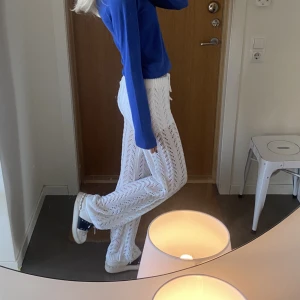 Stickade byxor - Helt stört snygga stickade byxor som är perfekta nu till sommaren❤️ shortsen under följer inte med men det är ett par vanliga boxershorts från cubus😊 ALDRIG ANVÄNDA (jag är 175)