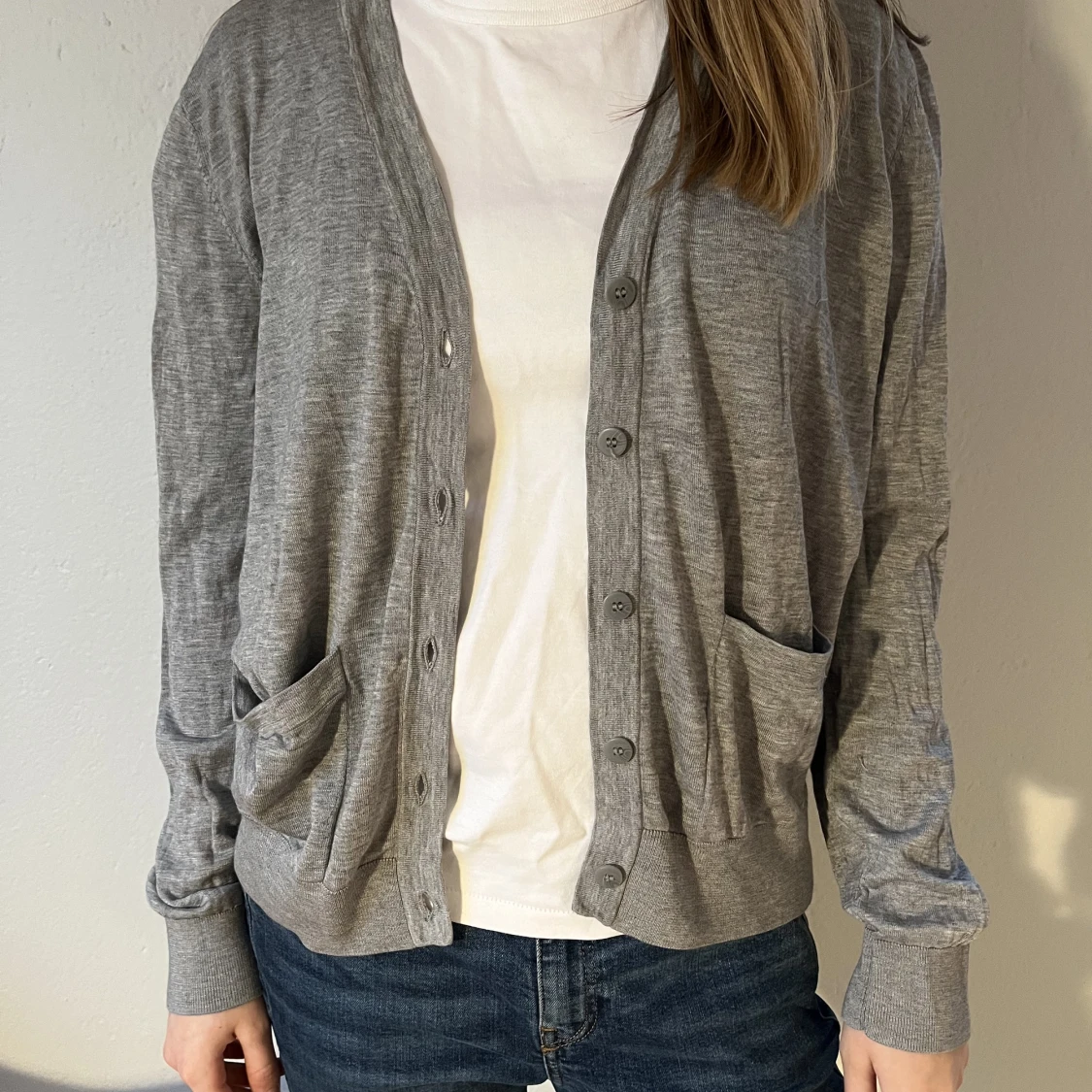 COS-kofta i grått silke - 91