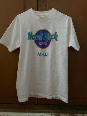 Hard Rock Vafe T shirt - Köpt på doubledoublevintage i tyskland. För liten för mig, minns inte exakt storlek men jag är 182 och väger runt 70kg, inte jättekort i längd men sitter för tajt för vad jag vill ha 